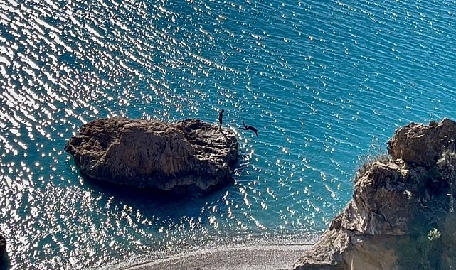 Türkiye kar tatilindeyken Antalya'da öğrenciler deniz keyfi yaptı