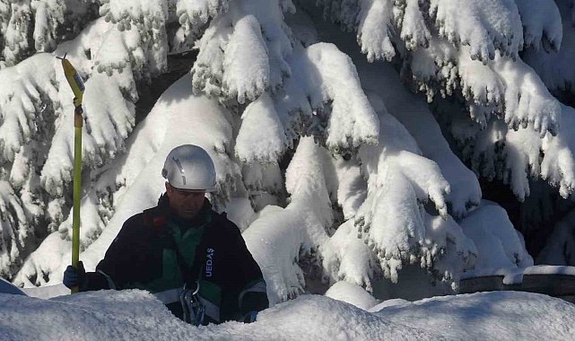Uludağ'da beline kadar kara gömülen ekiplerin zorlu mesaisi