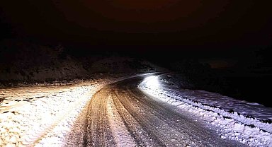 Uşak İl Özel İdaresi ekipleri kar sonrası kapanan yolları ulaşıma açtı