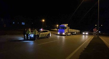 Uygulama noktasından kaçan tır sürücüsünün ehliyetsiz olduğu ve arandığı ortaya çıktı