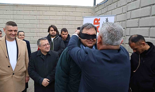 Vali yardımcısı gözleri bağlı araç kullandı