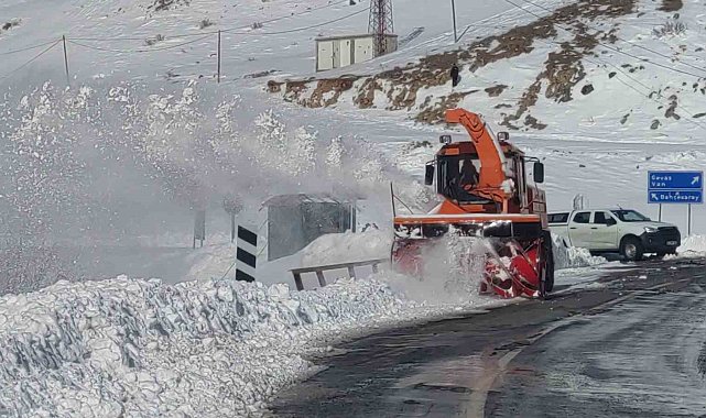 Van-Çatak yolunda 5. gün: Geçişler sadece acil ve öncelikli araçlara açık