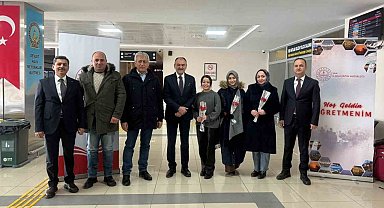 Van'a yeni atanan öğretmenler güllerle karşılandı