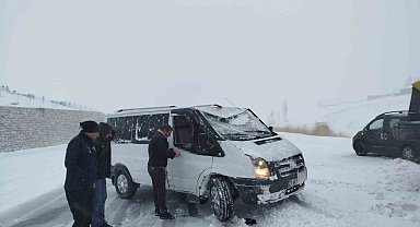 Van'da yoldan çıkan minibus kara saplandı