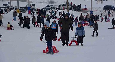 Vanlı çocuklar, yarıyıl tatilinin son günlerini kayak merkezinde geçirdi