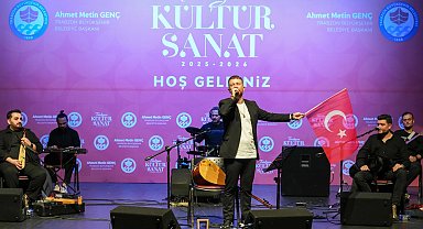 Volkan Arslan'dan Türk bayrağıyla anlamlı konser