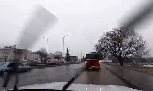 Yağış sonrası çevre yolu 'göle' döndü, bazı araçlar yolda kaldı