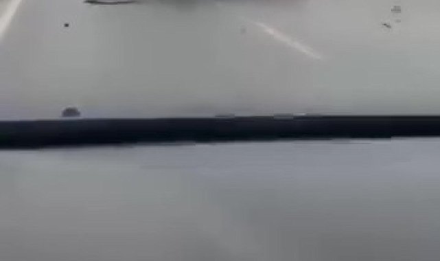 Yağışlı yolda makas atan otomobil tepetaklak oldu