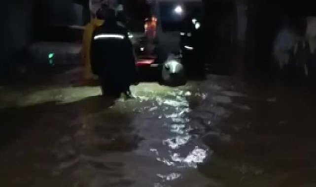 Yağmur sonrası su basan evlerde mahsur kalanlar kurtarıldı
