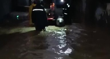 Yağmur sonrası su basan evlerde mahsur kalanlar kurtarıldı