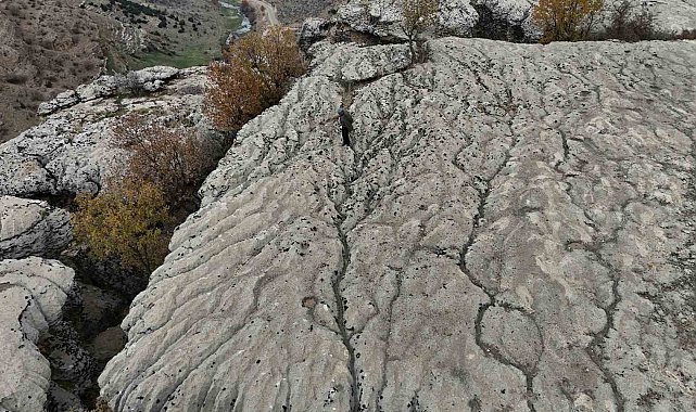 Yaklaşık 20 bin yılın sonunda kimyasal yönden aşınan taşın üzerinde su kollarının minyatürü ortaya çıktı