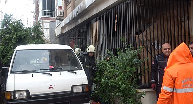 Yaşlı adamı komşuları evden çıkardı, yangın ucuz atlatıldı