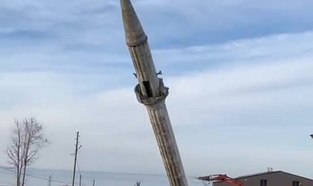 Yenisi yapılınca eski caminin minaresi kontrollü bir şekilde yıkıldı