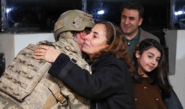 Yılbaşı nöbetinde aile sevinci: Güvenlik kulesinde duygu dolu anlar