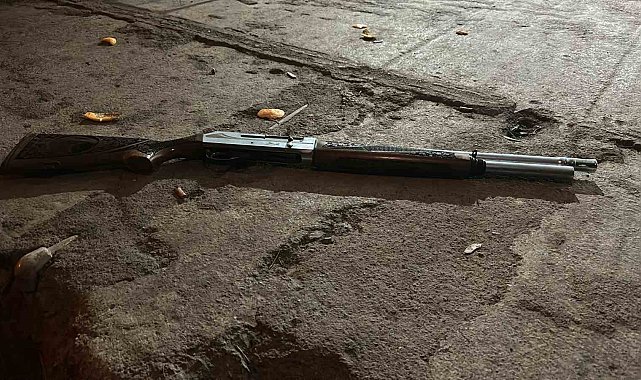 Yılbaşını kutlamak için evlerin bulunduğu sokakta havaya ateş açan şahıs yaptığıyla hayrete düşürdü