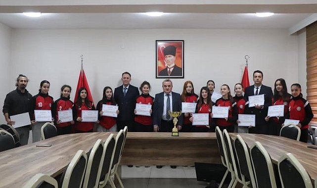 Yıldız Kızlar Voleybol İl Birincisi şampiyonu oldular