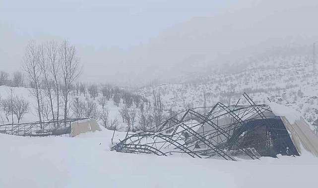 Yoğun kar yağışına dayanamayan halı sahanın demirleri çöktü