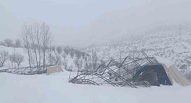 Yoğun kar yağışına dayanamayan halı sahanın demirleri çöktü