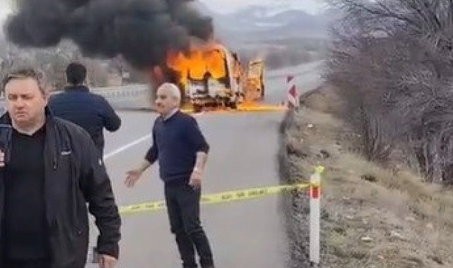 Yolcu minibüsü alev topuna döndü