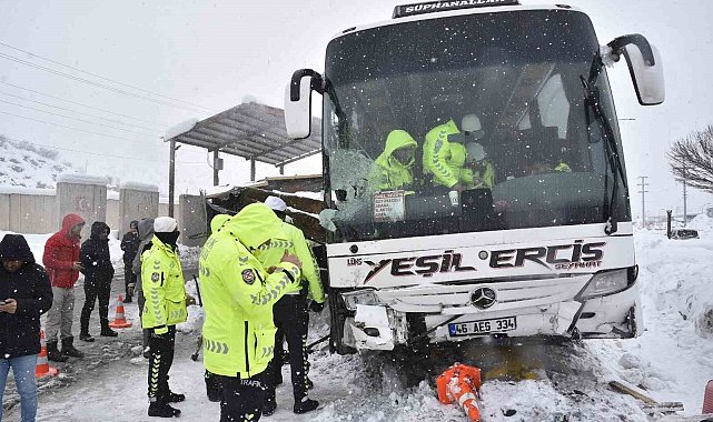 Yolcu otobüsünün polis noktasına çarpma anı görüntüleri ortaya çıktı