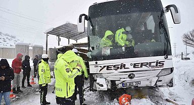 Yolcu otobüsünün polis noktasına çarpma anı görüntüleri ortaya çıktı