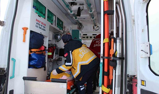 Yolu kapalı köyde rahatsızlanan anne ve bebeği ambulans helikopterle kurtarıldı