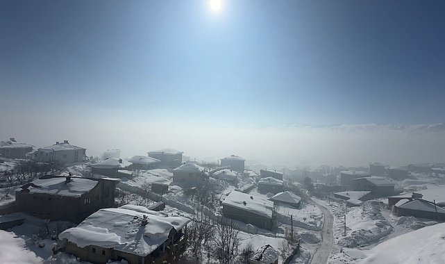 Yüksekova'da buz sarkıtları 3 metreyi aştı