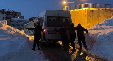 Yüksekova'da buzlu yolda mahsur kalan minibüsü vatandaşlar kurtardı