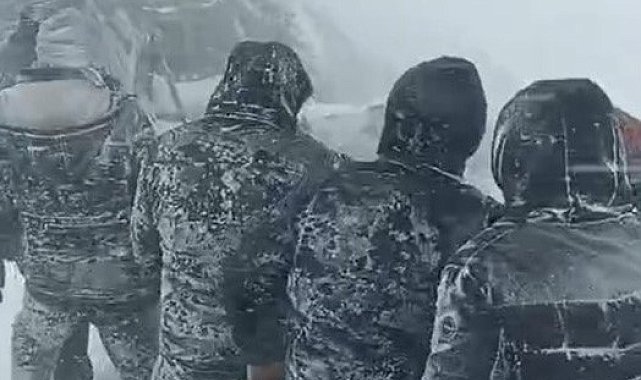 Yüksekova'da taziyeye gidenler fırtınaya yakalandı