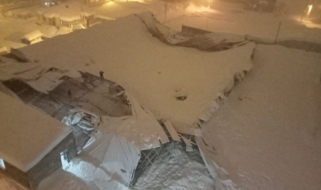Yüksekova'da yoğun kar nedeniyle halı sahanın çatısı çöktü