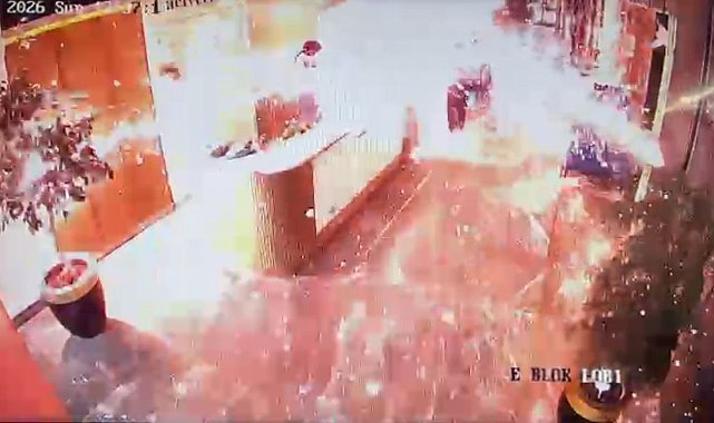 Zeytinburnu'ndaki lüks siteye getirilen kargo paketinin bomba gibi patladığı anların görüntüleri çıktı