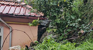 Zonguldak'ta korkutan heyelan; kayalar iki evin üzerine düştü