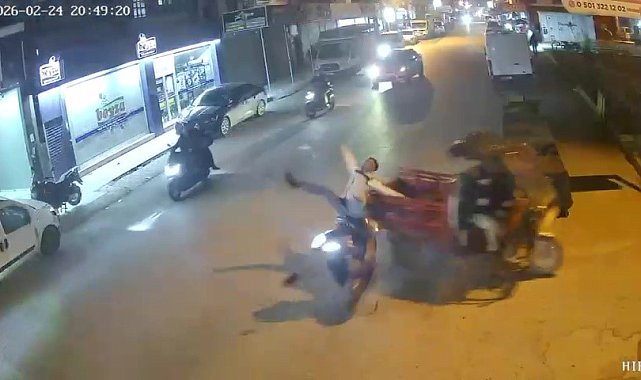 Adana'da 2 motosiklet çarpıştı... Kaza anı kamerada