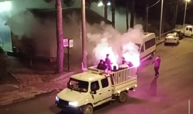 Adana'da ilk sahurda meşaleli davul şovu