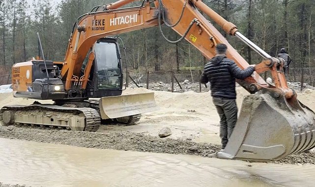 Adana'da sel ve heyelanlar ulaşımda aksamalara neden oldu