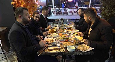 Adanalılar ilk iftarda kebapçılara akın etti