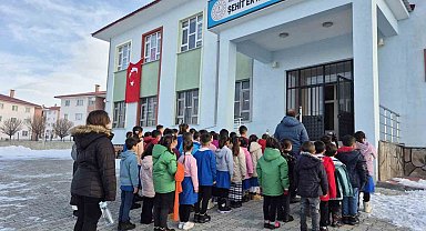 Ağrı'da okullarda 6 Şubat depremleri için saygı duruşu