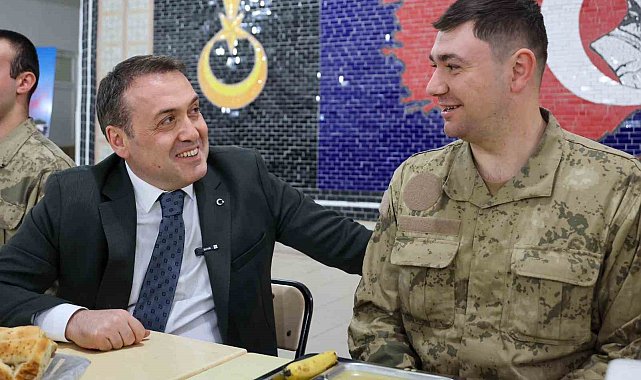 Ailesiyle görüntülü konuşan Mehmetçik duygu dolu anlar yaşadı