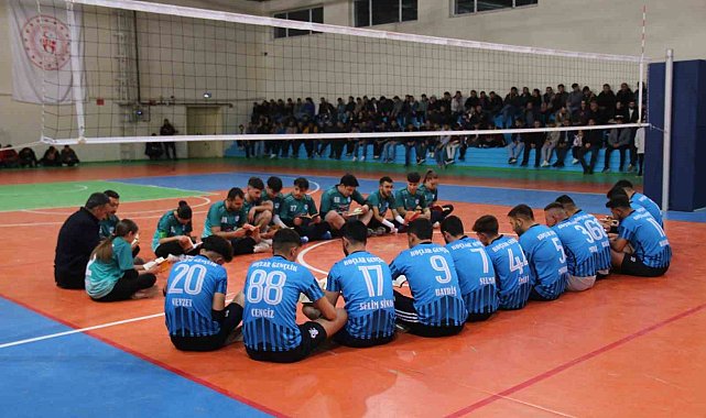 Aksaray'da file önünde maç başlamadan kitaplar açıldı