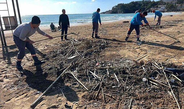 Alanya'da fırtına sonrası plajlarda temizlik yapıldı