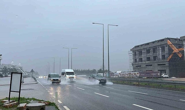 Alanya'da sağanak etkili oldu, sürücüler zor anlar yaşadı