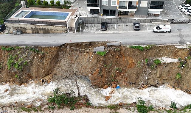 Alanya'da şiddetli yağış sonrası heyelan oluştu, yol çöktü
