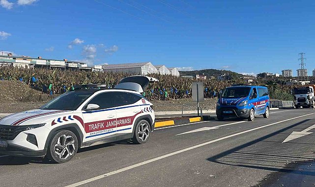 Alanya'da SUV araç ile otomobil çarpıştı: 3 yaralı