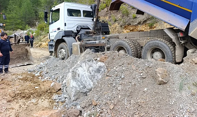 Alanya'da heyelan ve göçük sonrası Büyükşehir'den yoğun mesai