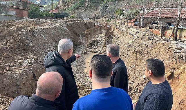 Alaşehir'de selin vurduğu yollar onarılıyor