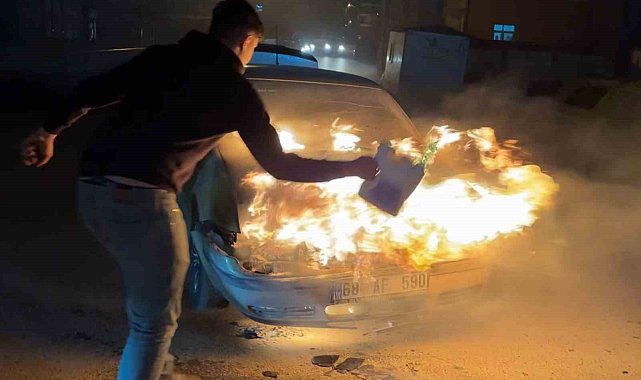 Alev alev yanan araca antifriz döküp söndürmeye çalıştı
