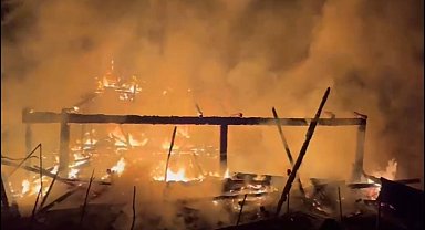 Alevlere teslim olan ahşap ev küle döndü