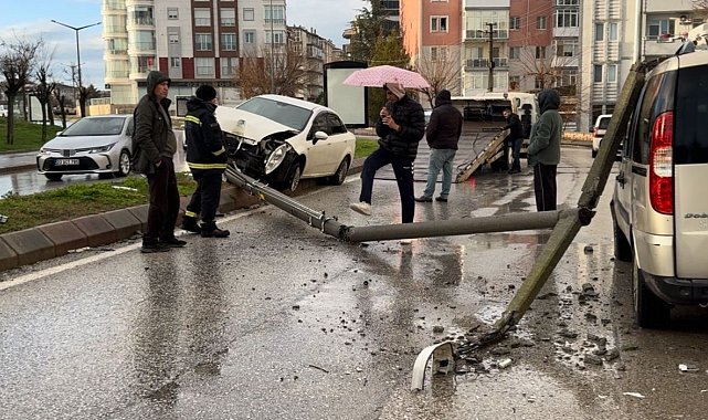 Alkollü sürücünün çarptığı direk başka bir aracın üzerine devrildi