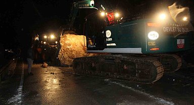 Amasya'da dağdan kopan dev kayalar yola düştü