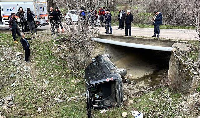 Amasya'da kamyonet menfeze devrildi: 3 yaralı